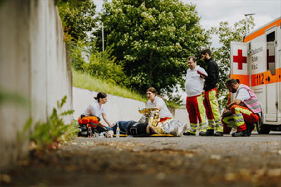 Angehende Notfallsanitäter üben den Ernstfall