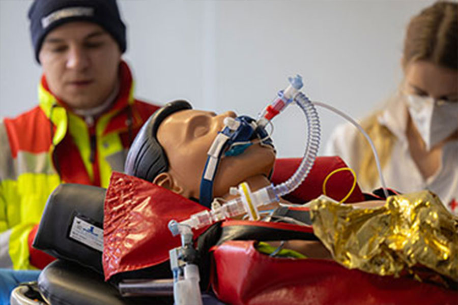 Angehende Notfallsanitäter stellen ihr Können unter Beweis